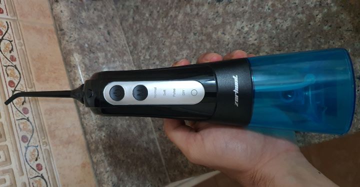 Checking the rechargeable shower water Flosser from Zerhunt