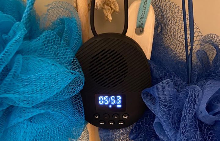 Confirming how portable and waterproof the shower radio