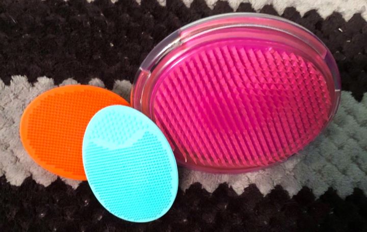 Inspecting the Exfoliating Brush For Razor Bumps and Ingrown Hair Treatment from Dylonic